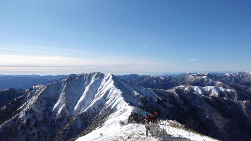 冬の剣山山頂景色
