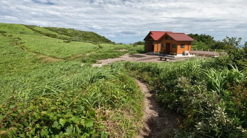 三瓶山山頂避難小屋
