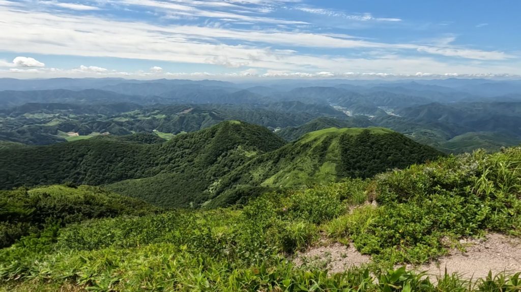 子三瓶山を見下ろす