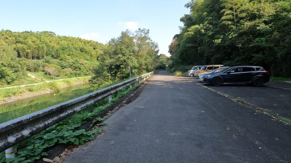 宝山湖公園付近の路肩