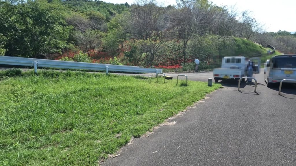 宝山湖の歩道と車道