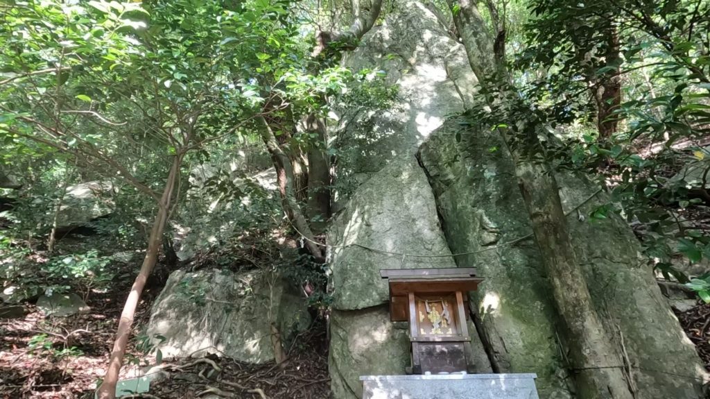 岩戸神社　巨岩