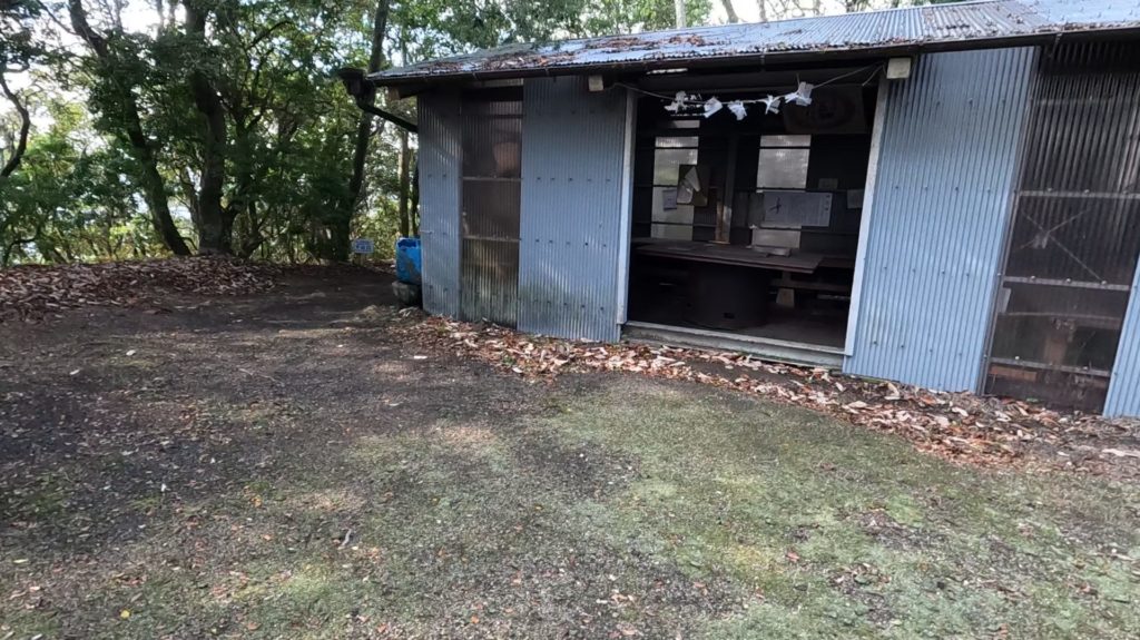 虎丸山 山頂の小屋